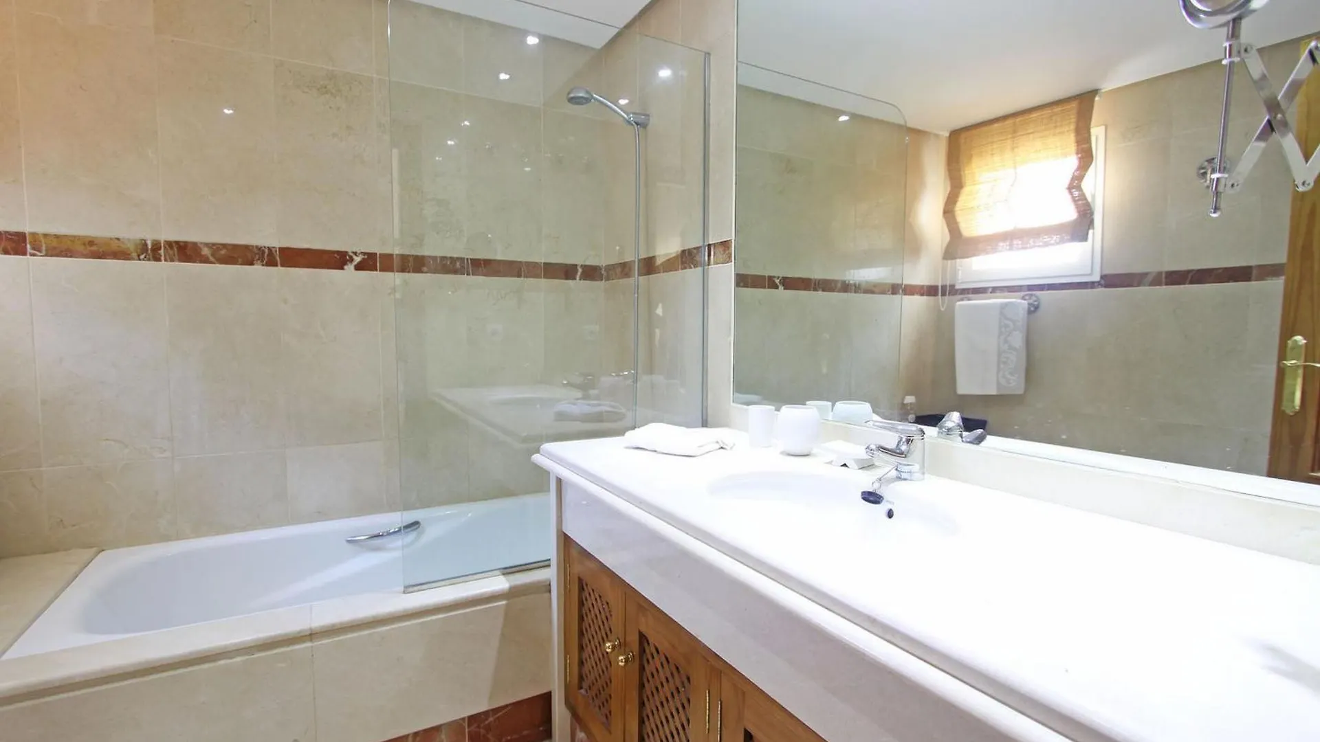 1126 Beachfront High Standard Apartment With Terrace Estepona